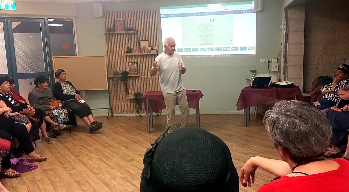 פיני לוי מרצה מול קהל במועדון